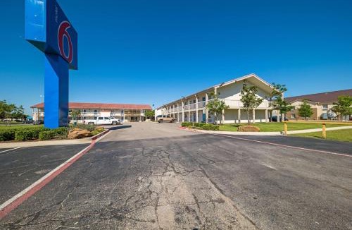 Farmers Branch Hotel | Motel 6-Dallas, TX - Farmers Branch