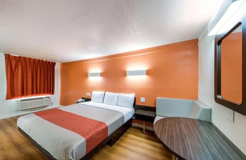 Farmers Branch Hotel | Motel 6-Dallas, TX - Farmers Branch