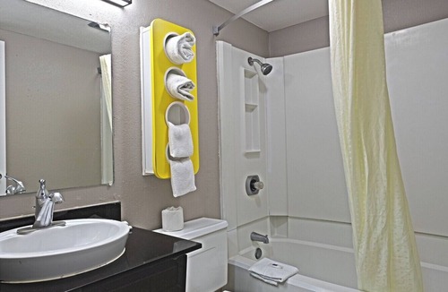 Buckner Terrace - Everglade Park Hotel | Motel 6 Dallas, TX - Fair Park
