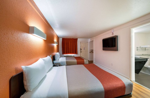 Farmers Branch Hotel | Motel 6 Dallas, TX - Farmers Branch