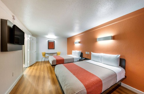 Farmers Branch Hotel | Motel 6 Dallas, TX - Farmers Branch