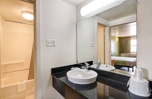 Northwest Dallas Hotel | Motel 6 Dallas, TX - Forest Lane