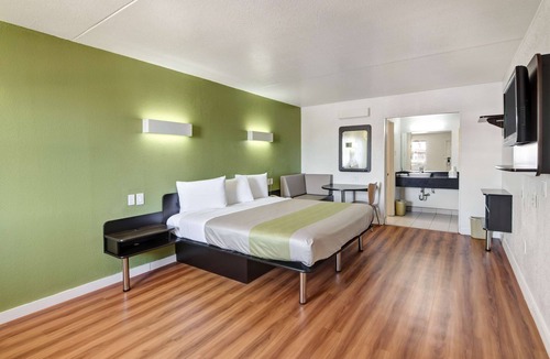Northwest Dallas Hotel | Motel 6 Dallas, TX - Forest Lane