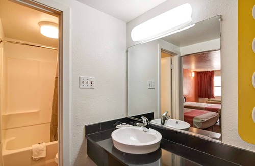 Northwest Dallas Hotel | Motel 6 Dallas, TX - Forest Lane