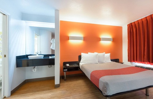 Lake Highlands Hotel | Motel 6 Dallas, TX - Northeast