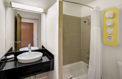 Cedar Crest Hotel | Motel 6 Dallas, TX - South