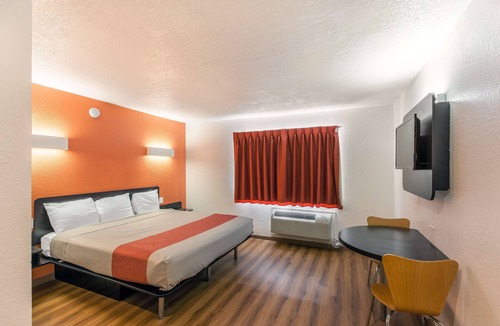 Cedar Crest Hotel | Motel 6 Dallas, TX - South