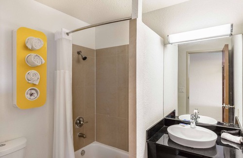 Cedar Crest Hotel | Motel 6 Dallas, TX - South