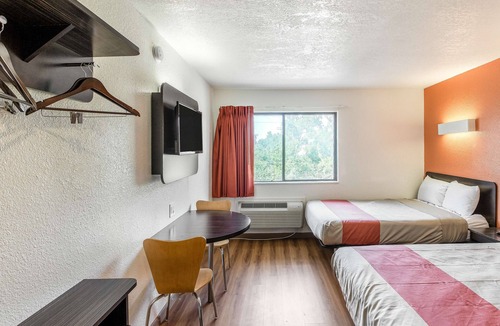 Cedar Crest Hotel | Motel 6 Dallas, TX - South