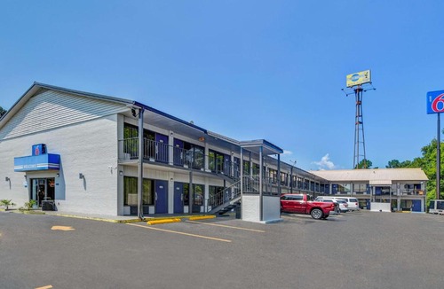 Dalton Hotel | Motel 6-Dalton, GA