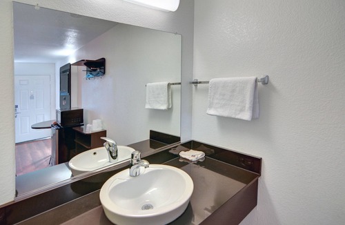Denton Hotel | Motel 6 Denton, TX - UNT