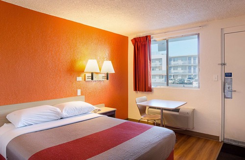 Regis Hotel | Motel 6 Denver, CO – Downtown