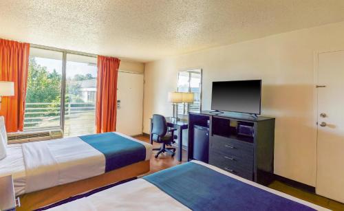 Montclair Hotel | Motel 6-Dumfries, VA