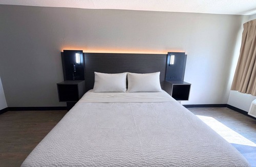 Elkhart Hotel | Motel 6 Elkhart, IN
