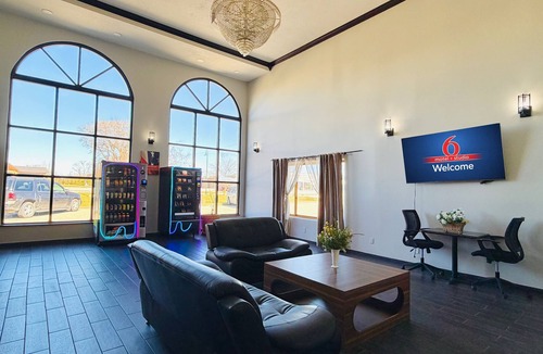Elkhart Hotel | Motel 6 Elkhart, IN