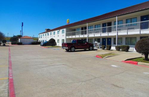 Ennis Hotel | Motel 6-Ennis, TX