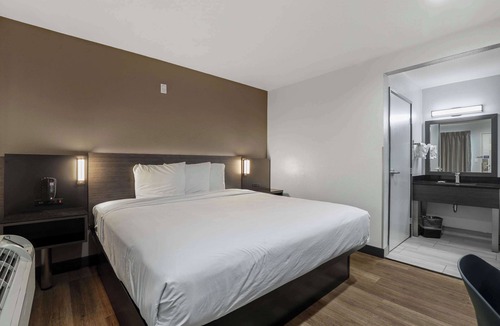Central Escondido Hotel | Motel 6 Escondido, CA