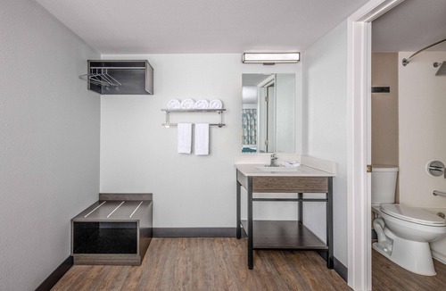Euless Hotel | Motel 6 Euless, TX - Dallas