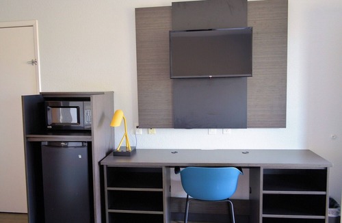 Holly Hotel | Motel 6 Everett, WA - North