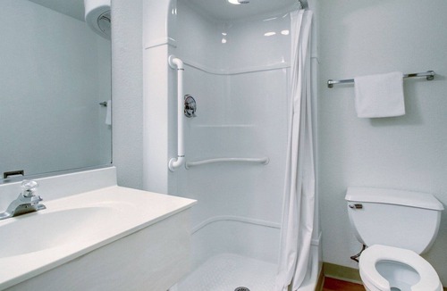 Holly Hotel | Motel 6 Everett, WA - North