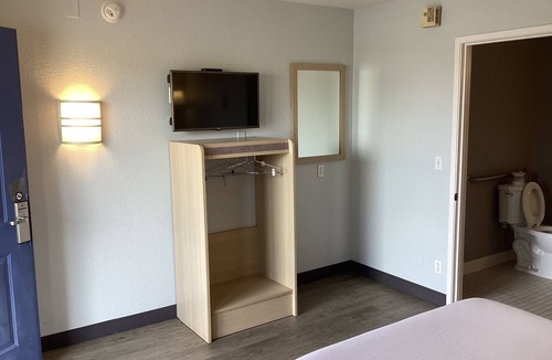 Holly Hotel | Motel 6 Everett, WA - North