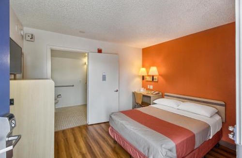 Paine Field-Lake Stickney Hotel | Motel 6-Everett, WA - South