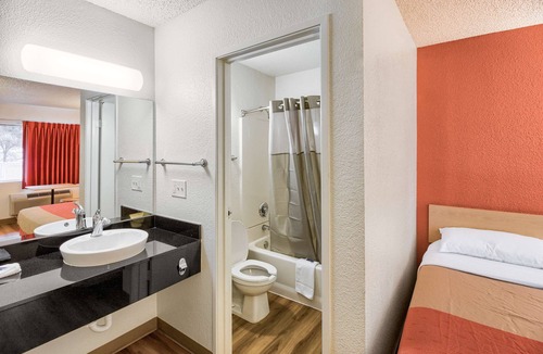 Paine Field-Lake Stickney Hotel | Motel 6 Everett, WA - South