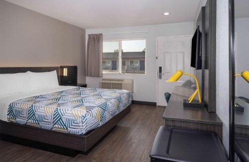 Fontana Hotel | Motel 6-Fontana, CA