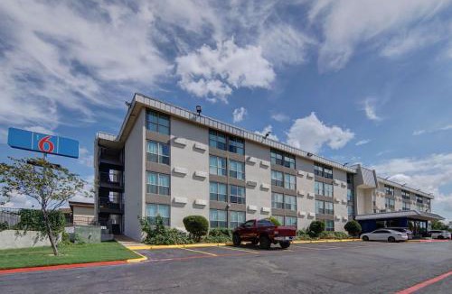 West Meadowbrook Hotel | Motel 6-Fort Worth, TX - Downtown East