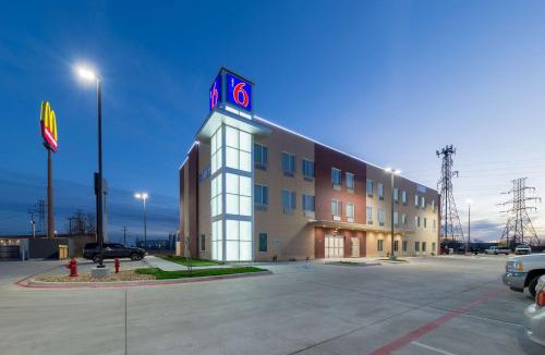 Fossil Creek Hotel | Motel 6 Fort Worth, TX - North - Saginaw