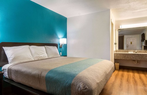 Freeport Hotel | Motel 6 Freeport, TX