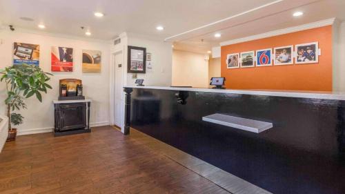 Fremont Hotel | Motel 6-Fremont, CA - South