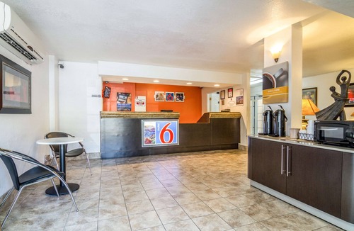 Glendale Hotel | Motel 6 Glendale, AZ