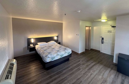 Glenview Hotel | Motel 6 Glenview, IL - Chicago North