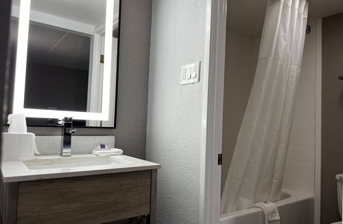 Hazelwood Hotel | Motel 6 Hazelwood, MO