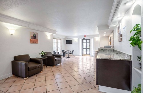 Hazelwood Hotel | Motel 6 Hazelwood, MO