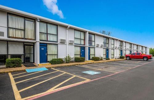 Henderson Hotel | Motel 6-Henderson, TX