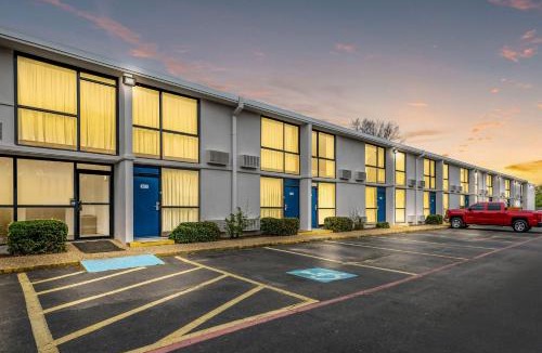 Henderson Hotel | Motel 6-Henderson, TX