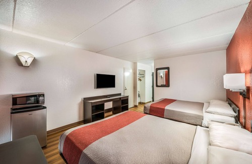 Henderson Hotel | Motel 6 Henderson, TX