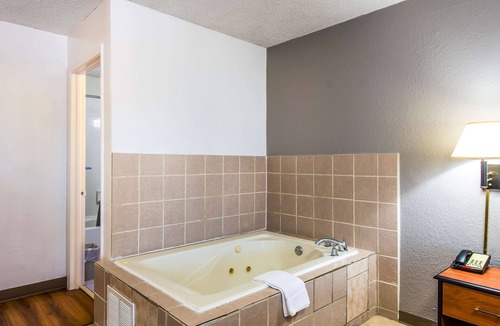 Lake Hamilton Hotel | Motel 6 Hot Springs, AR