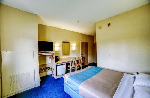 Huntsville Hotel | Motel 6-Huntsville, ON