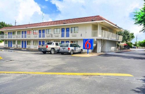 Huntsville Hotel | Motel 6-Huntsville, TX