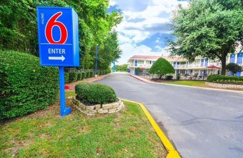 Huntsville Hotel | Motel 6-Huntsville, TX