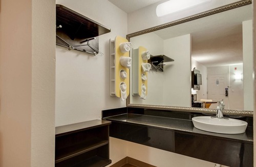 Jennings Hotel | Motel 6 Jennings, LA
