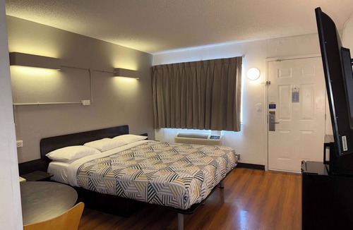 Joliet Hotel | Motel 6 Joliet, IL - I-80