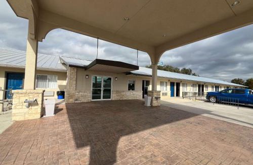 Junction Hotel | Motel 6 Junction, TX Llano River