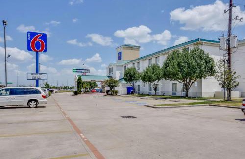Barker Hotel | Motel 6-Katy, TX - Houston