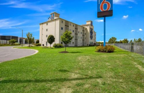 Kingston Hotel | Motel 6-Kingston, ON