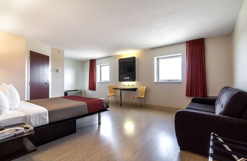 Kingston Hotel | Motel 6 Kingston, ON