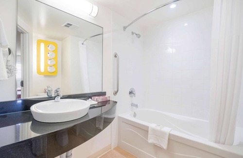 Kingston Hotel | Motel 6 Kingston, ON